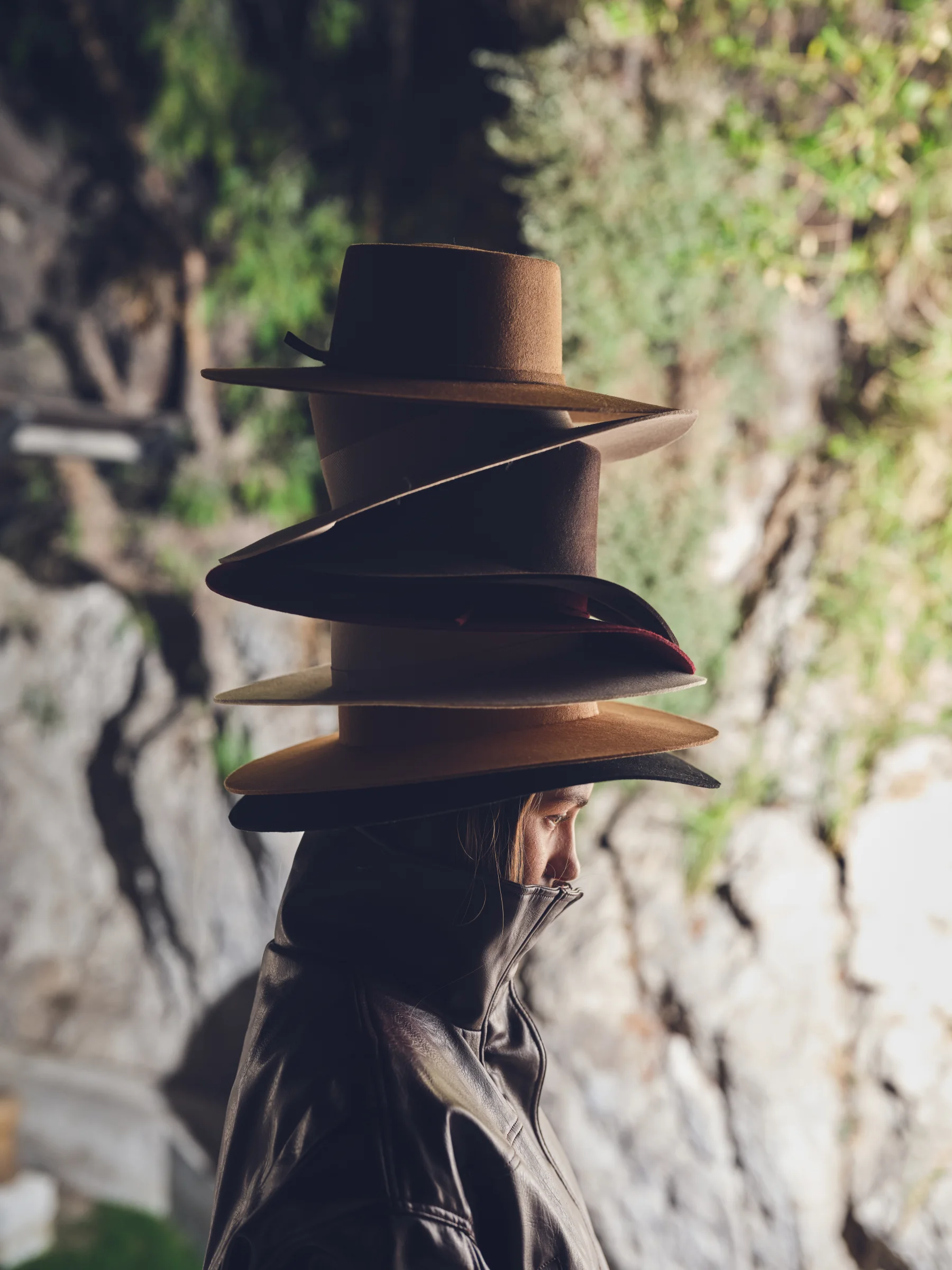 Sombreros Casa Sombra en un paisaje de piedra